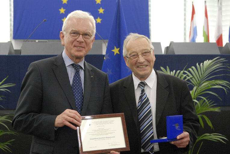 Medal presentation ceremony to former MEPs