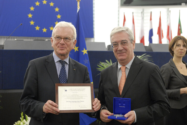 Fotografi 14: Medal presentation ceremony to former MEPs