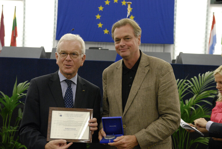 Medal presentation ceremony to former MEPs