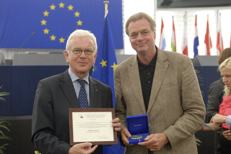 Medal presentation ceremony to former MEPs