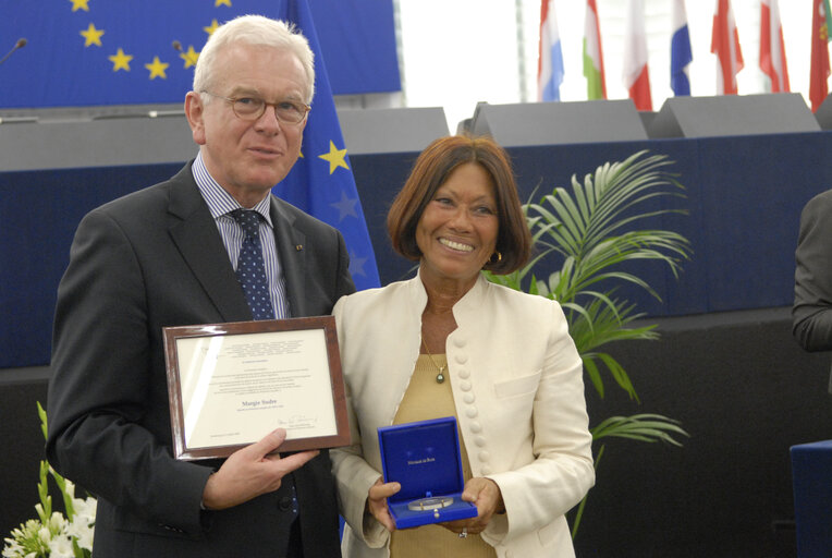 Fotografi 3: Medal presentation ceremony to former MEPs