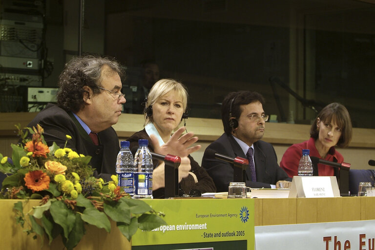 Photo 11 : Press conference on the European Environment: State and Outlook 2005, with the Commissioner for Institutional Relations and Communication Strategy and the Director of the European Environment Agency.