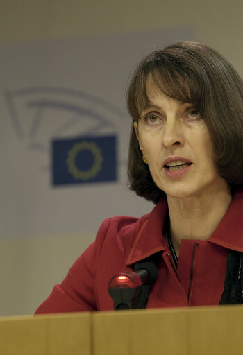 Photo 15 : Press conference on the European Environment: State and Outlook 2005, with the Commissioner for Institutional Relations and Communication Strategy and the Director of the European Environment Agency.