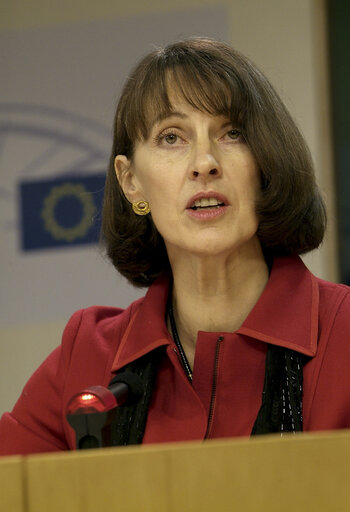 Photo 16 : Press conference on the European Environment: State and Outlook 2005, with the Commissioner for Institutional Relations and Communication Strategy and the Director of the European Environment Agency.