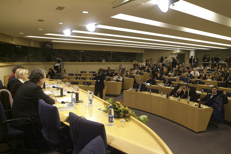 Photo 18 : Press conference on the European Environment: State and Outlook 2005, with the Commissioner for Institutional Relations and Communication Strategy and the Director of the European Environment Agency.