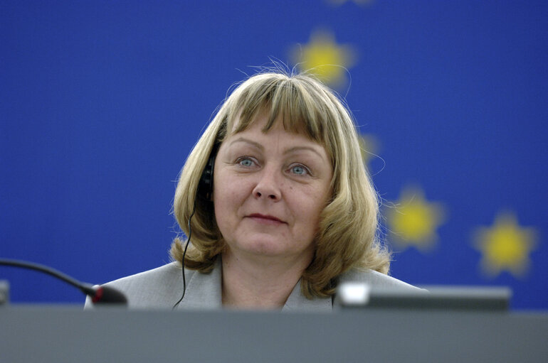 Zdjęcie 9: EP Vice-President Sylvia-Yvonne KAUFMANN presides over a plenary session in Strasbourg