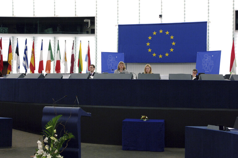 Zdjęcie 10: EP Vice-President Sylvia-Yvonne KAUFMANN presides over a plenary session in Strasbourg