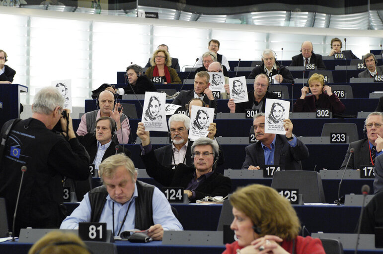 Nuotrauka 1: Demonstration Aminetu Haidar during the plenary session in Strasbourg.