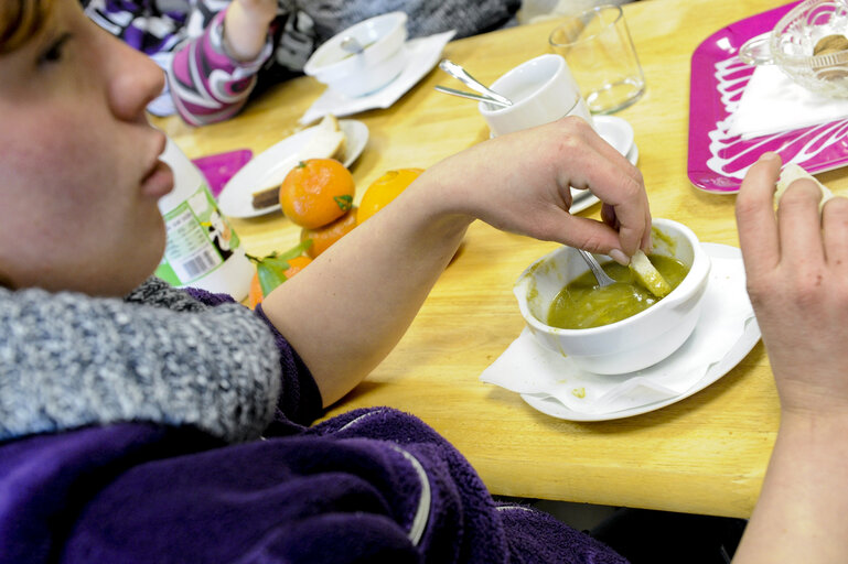 Photo 7 : Soup kitchen in a Red Cross center