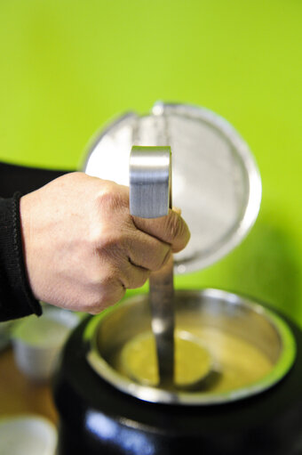 Photo 5 : Soup kitchen in a Red Cross center