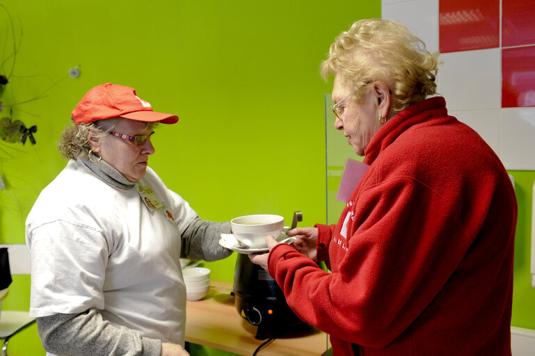 Foto 2: Soup kitchen in a Red Cross center