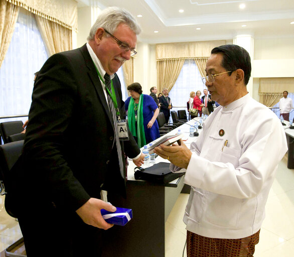 Fotografi 1: Exchange gifts with Chairman of the Pyitu Hluttaw, Nay Pyi Taw- Myanmar, 28 February 2012.  REUNION OF THE MEMBERS FROM THE EUROPEAN PARLIAMENT WITH CHAIRMAN OF THE PYITHU HLUTTAW, U HLA MYINT OO.