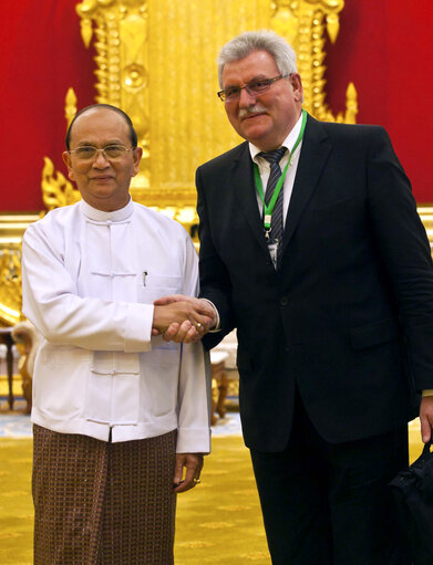 Снимка 12: Nay Pyi Taw- Myanmar, 28 February 2012.  REUNION OF THE MEMBERS FROM THE EUROPEAN PARLIAMENT WITH THE PRESIDENT OF MYANMAR, U THEIN SEIN.   The President from Myanmar with EP Chairman