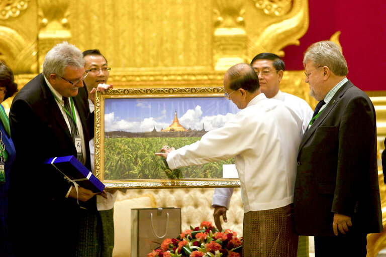 Снимка 13: Nay Pyi Taw- Myanmar, 28 February 2012.  REUNION OF THE MEMBERS FROM THE EUROPEAN PARLIAMENT WITH THE PRESIDENT OF MYANMAR, U THEIN SEIN.   The President from Myanmar, U Thein Sein offers a gift to EP Chairman.