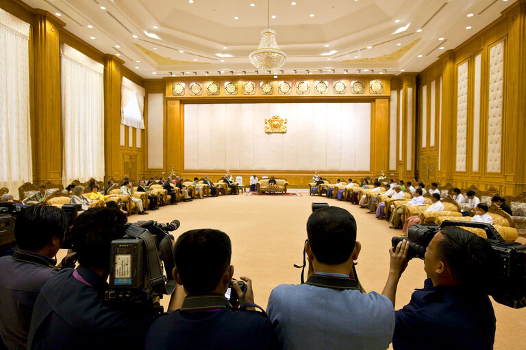 Fotografi 37: Nay Pyi Taw- Myanmar, 28 February 2012.  REUNION OF THE MEMBERS FROM THE EUROPEAN PARLIAMENT  WITH U KHIN AUNG MYINT, SPEAKER OF THE AMOYATHA HLUTTAW.