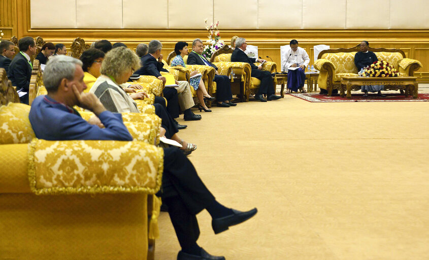 Fotografi 38: Nay Pyi Taw- Myanmar, 28 February 2012.  REUNION OF THE MEMBERS FROM THE EUROPEAN PARLIAMENT  WITH U KHIN AUNG MYINT, SPEAKER OF THE AMOYATHA HLUTTAW.