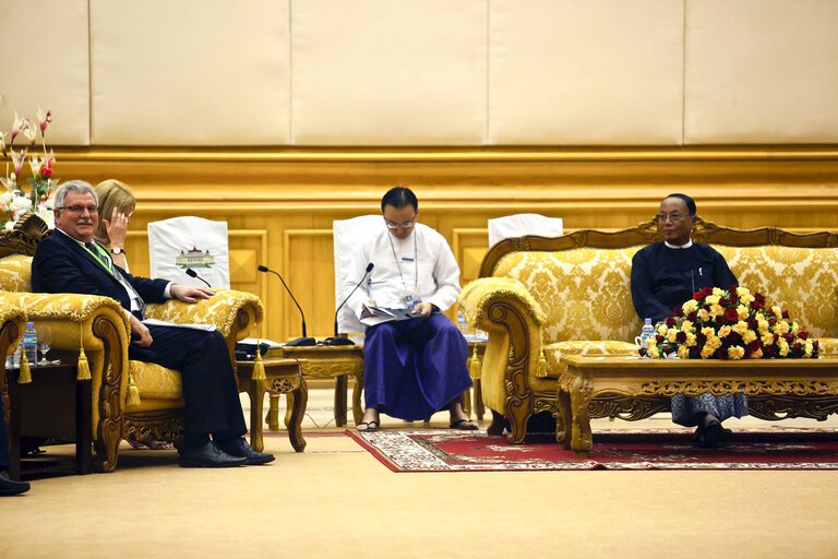 Fotografi 40: Nay Pyi Taw- Myanmar, 28 February 2012.  REUNION OF THE MEMBERS FROM THE EUROPEAN PARLIAMENT  WITH U KHIN AUNG MYINT, SPEAKER OF THE AMOYATHA HLUTTAW