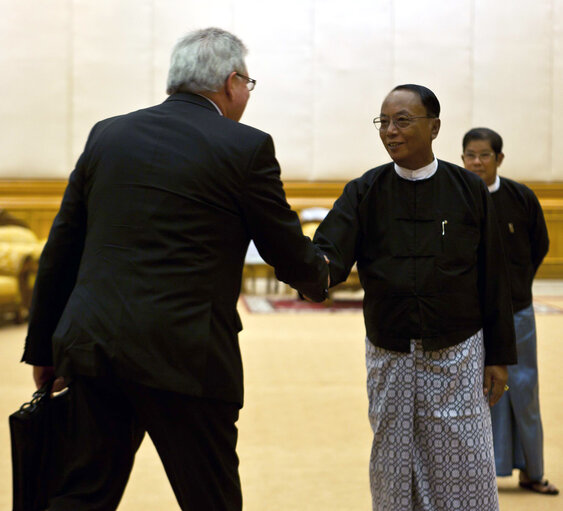 Fotografi 36: Nay Pyi Taw- Myanmar, 28 February 2012.  REUNION OF THE MEMBERS FROM THE EUROPEAN PARLIAMENT  WITH , SPEAKER OF THE AMOYATHA HLUTTAW