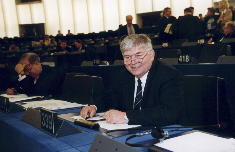 Fotogrāfija 2: Alfred GOMOLKA in plenary session in Strasbourg.