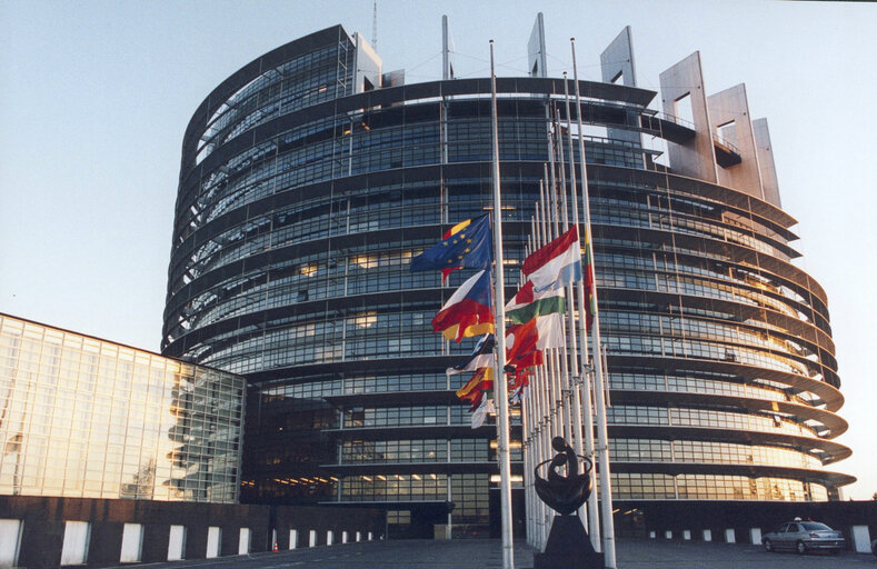 Foto 4: European flags at half-mast following the Tsunami in Asia.