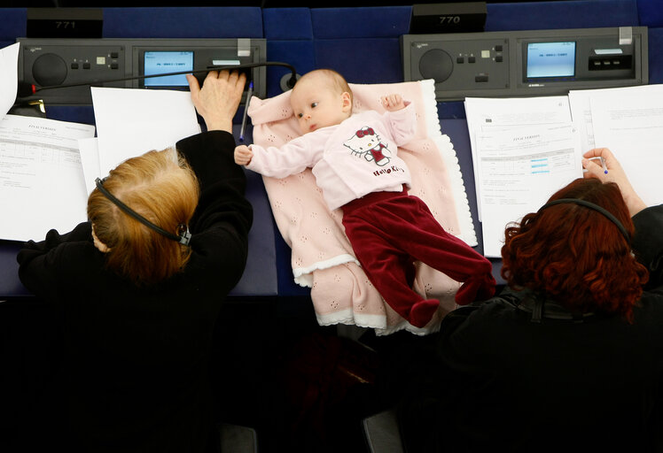 Valokuva 4: Hanne DAHL with her baby in plenary session in Strasbourg.