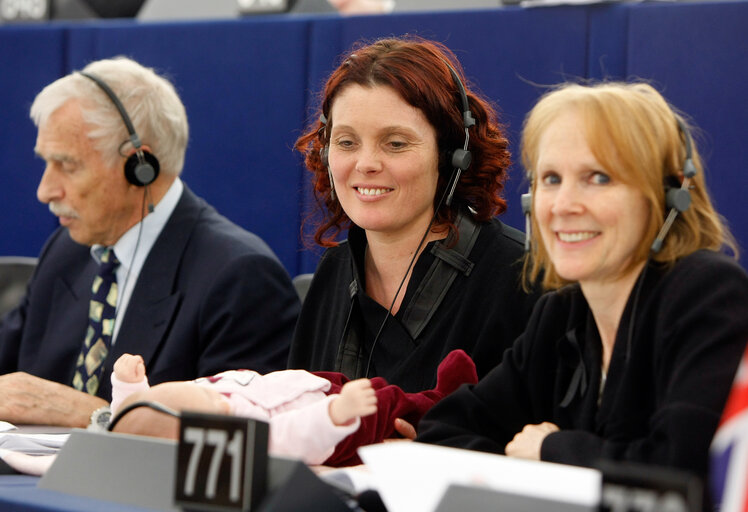 Valokuva 6: Hanne DAHL with her baby in plenary session in Strasbourg.