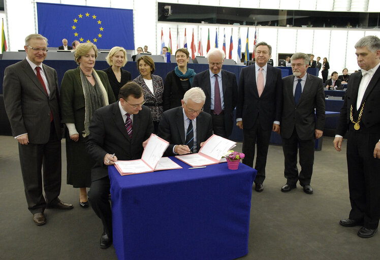 Fotografia 7: Ceremonial signing of co-decision legislation, in the hemicycle