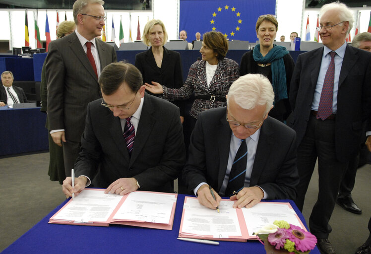 Photo 6: Ceremonial signing of co-decision legislation, in the hemicycle