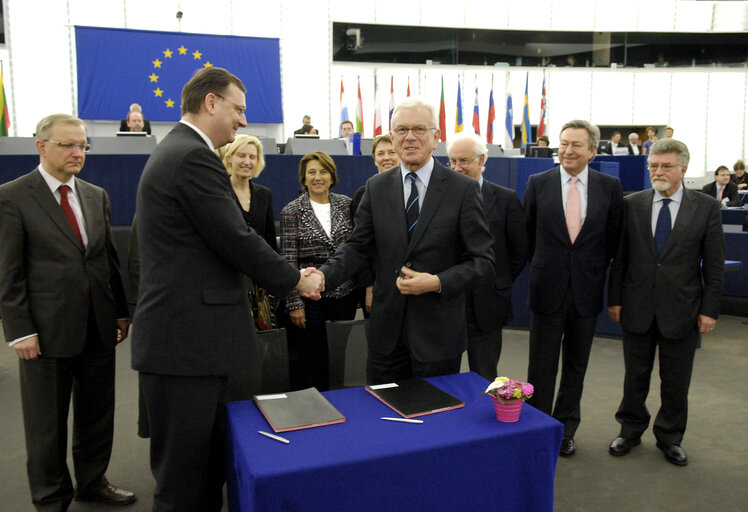 Photo 3: Ceremonial signing of co-decision legislation, in the hemicycle