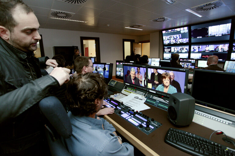 Fotografi 2: Debate at the EP's television studio.