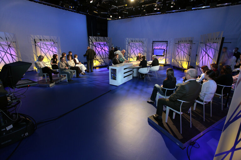 Fotografi 4: Debate at the EP's television studio.