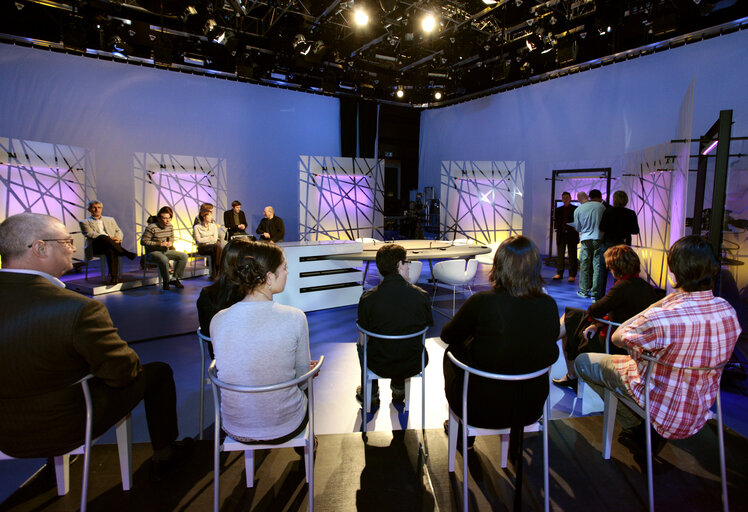 Fotografi 11: Debate at the EP's television studio.