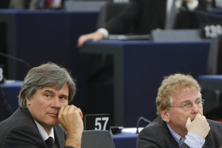 Fotogrāfija 7: Stephane LE FOLL and Daniel COHN BENDIT in plenary session in Strasbourg.