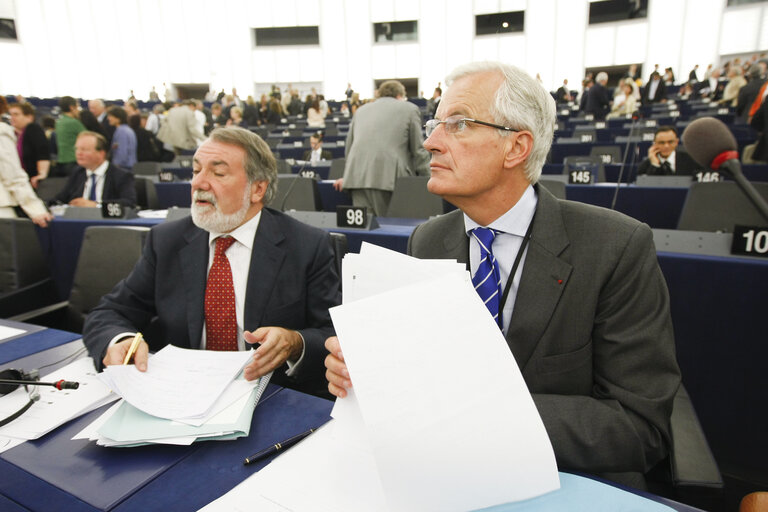 Foto 5: Jaime MAYOR OREJA and Michel BARNIER in plenary session in Strasbourg.