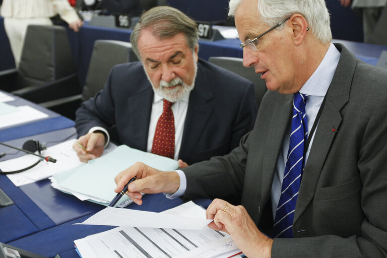 Foto 4: Jaime MAYOR OREJA and Michel BARNIER in plenary session in Strasbourg.