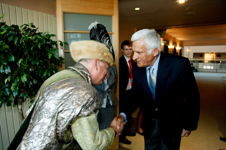 Photo 24 : EP President meets with a delegation of Polish Brotherhood of Marksmen.