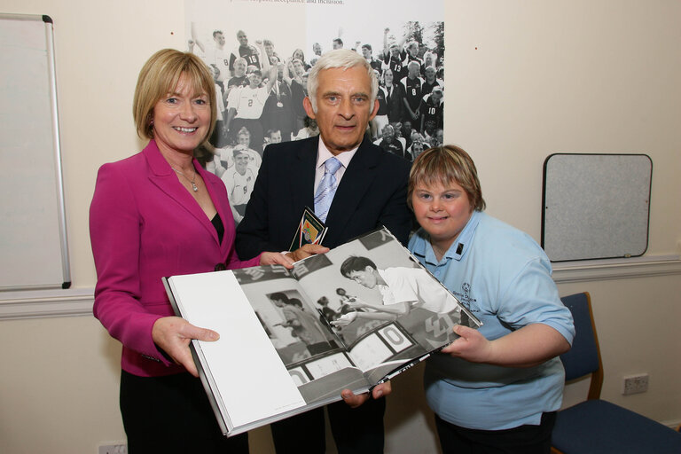 Fotografija 4: During his visit to Ireland the EP President attended a meeting  hosted by the European Special Olympics at the European Parliament Information Office in Dublin.