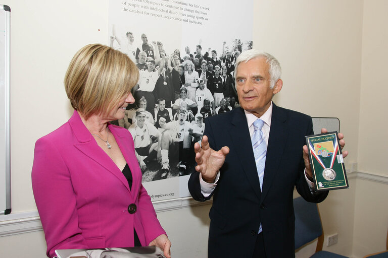 Fotografija 3: During his visit to Ireland the EP President attended a meeting  hosted by the European Special Olympics at the European Parliament Information Office in Dublin.