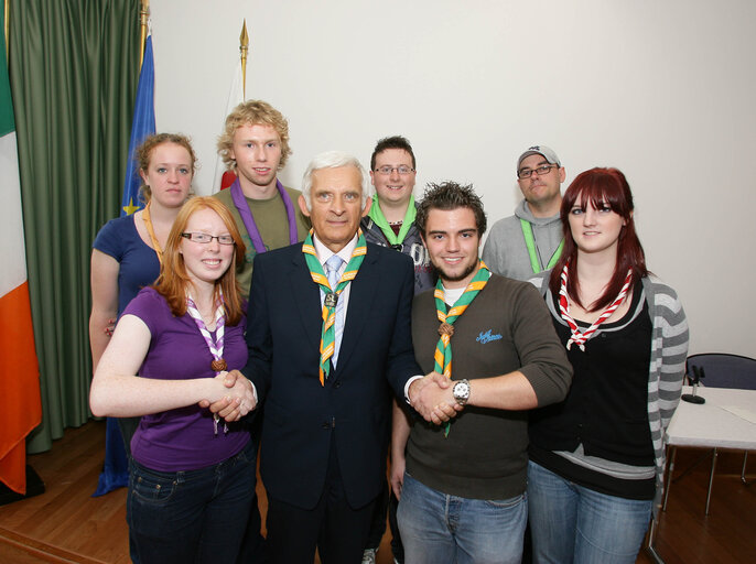 Fotografija 10: EP President on a visit to Ireland meets with Scouts from Scouting Ireland at the European Parliament Information Office in Dublin