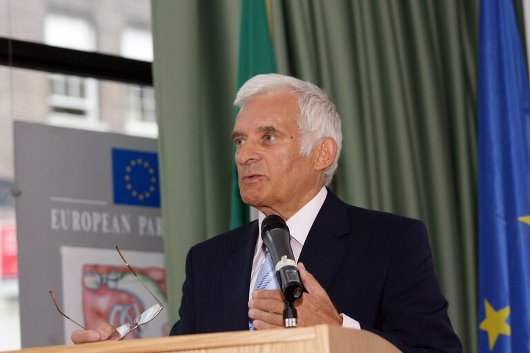 Fotografija 14: EP President on a visit to Ireland where he gave a talk at the Eurpean Parliament Information Office in Dublin.