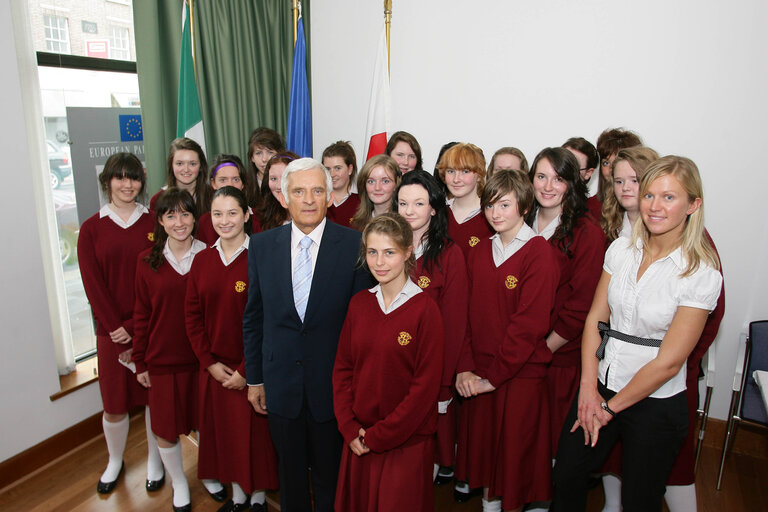 Fotografija 11: EP President on a visit to Ireland posing with Loreto Secondary School kids at the European Parliament Information Office in Dublin.