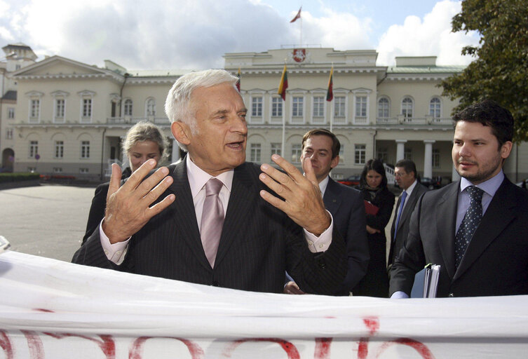 Fotografia 1: EP President official visit to Lithuania.  EP President talks with Polish minority  representatives near the President's Palace in Vilnius.