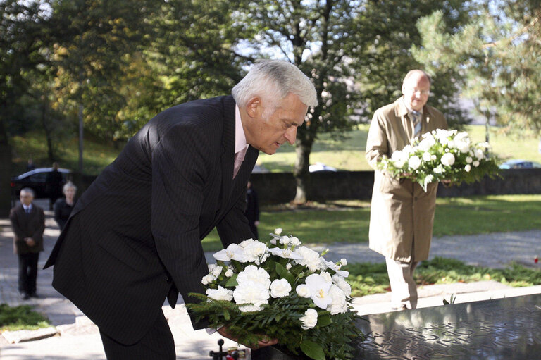 Fotografia 4: EP President official visit to Lithuania. EP President and the  Deputy Chairman of Lithuanian Parliament lay wreath at tomb in Rasu cemetery where heart of Polish military commander Josef Pilsudsky is burried.