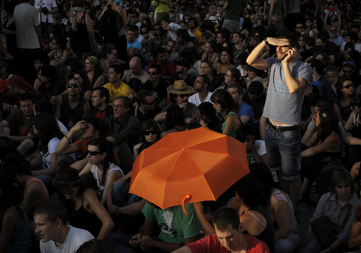 Fotografie 10: Thousands of demonstrators on the Puerta Del Sol in Madrid