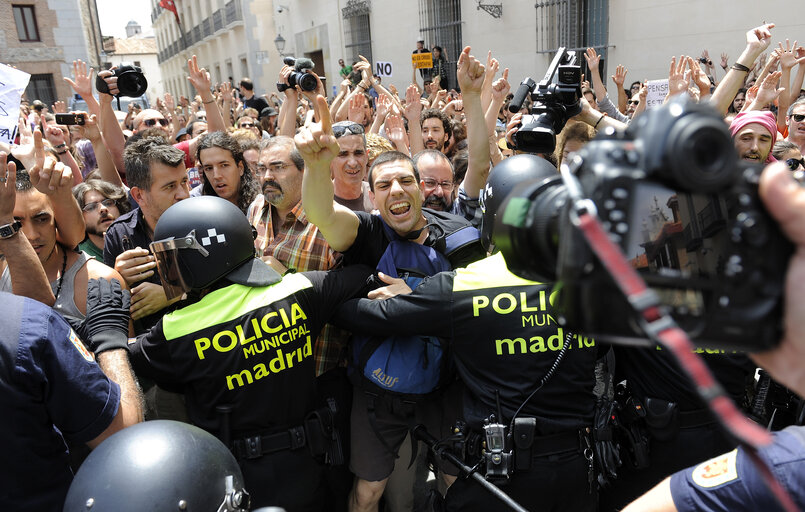 Fotografie 6: Police against Indignados demonstrators  on the Puerta Del Sol Square.