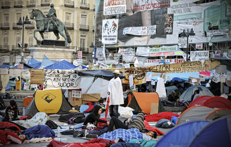 Fotografie 8: Protesters occupy the Puerta del Sol square in Madrid on May 25, 2011 during a demonstration against Spain's economic crisis and its sky-high jobless rate.