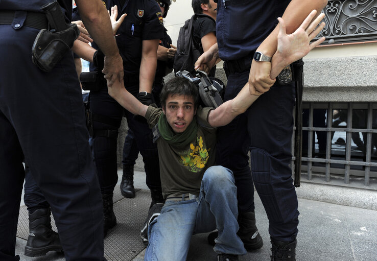 Fotografie 7: Police against Indignados demonstrators  on the Puerta Del Sol Square.