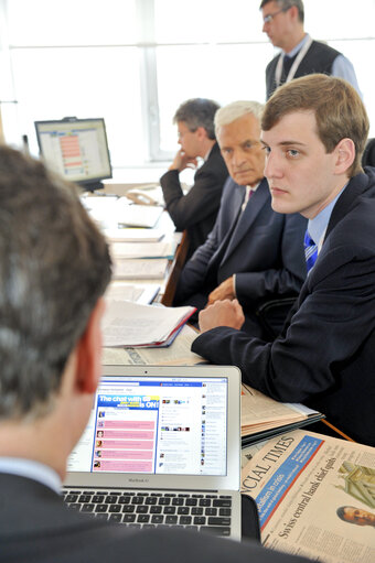 Foto 10: Facebook chat with EP President.