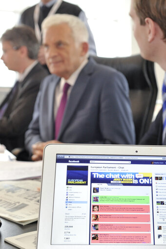 Foto 9: Facebook chat with EP President.