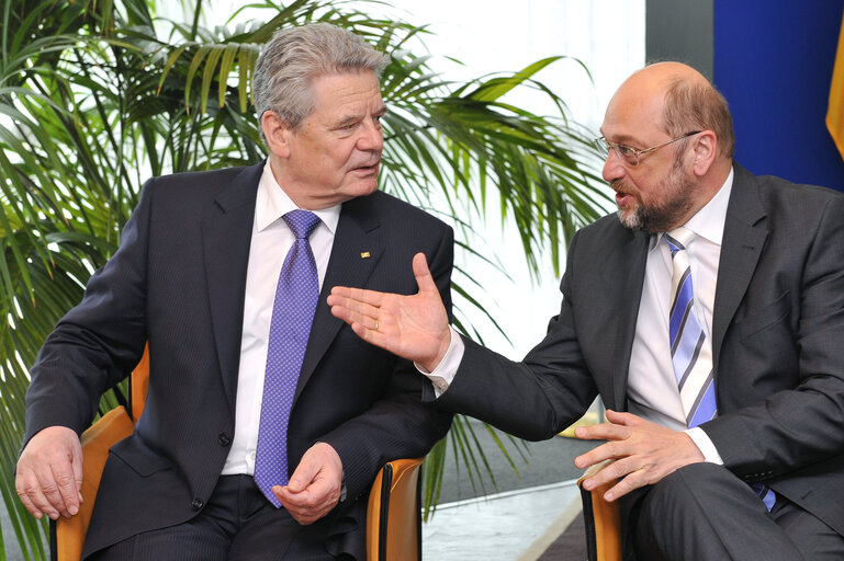 Foto 3: Martin SCHULZ - EP President and H.E. Joachim GAUCK, President of the Federal Republic of Germany signing the Distinguished Visitor's Book